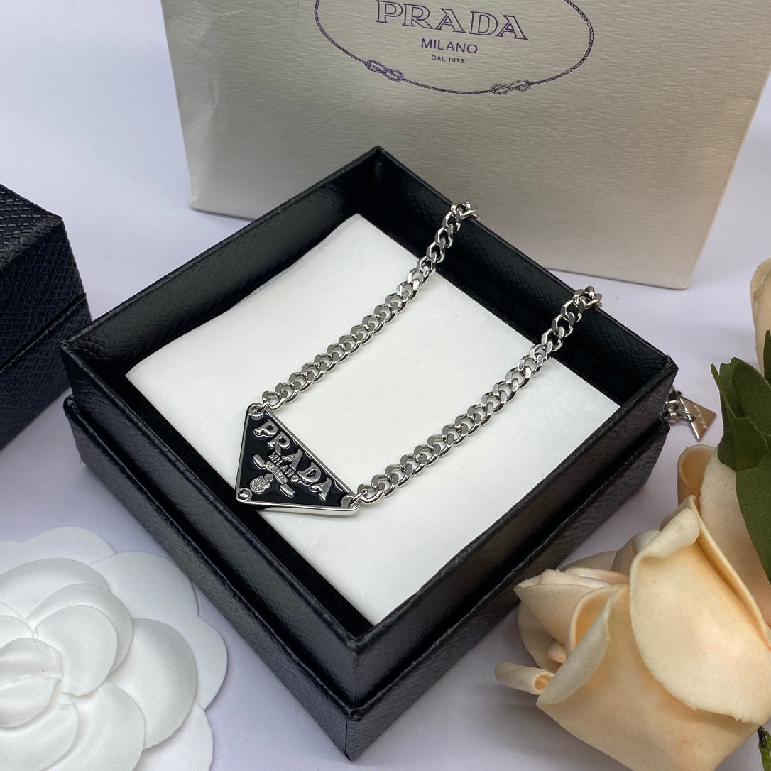 Lux Triangle Chain